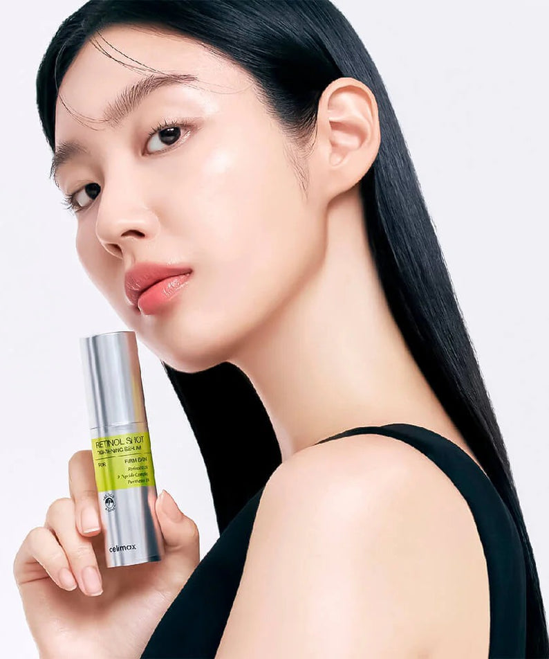 CELIMAX Retinol Shot Tightening Serum 30ml, la femme tient le flacon sur fond clair, peau éclatante, marque CELIMAX