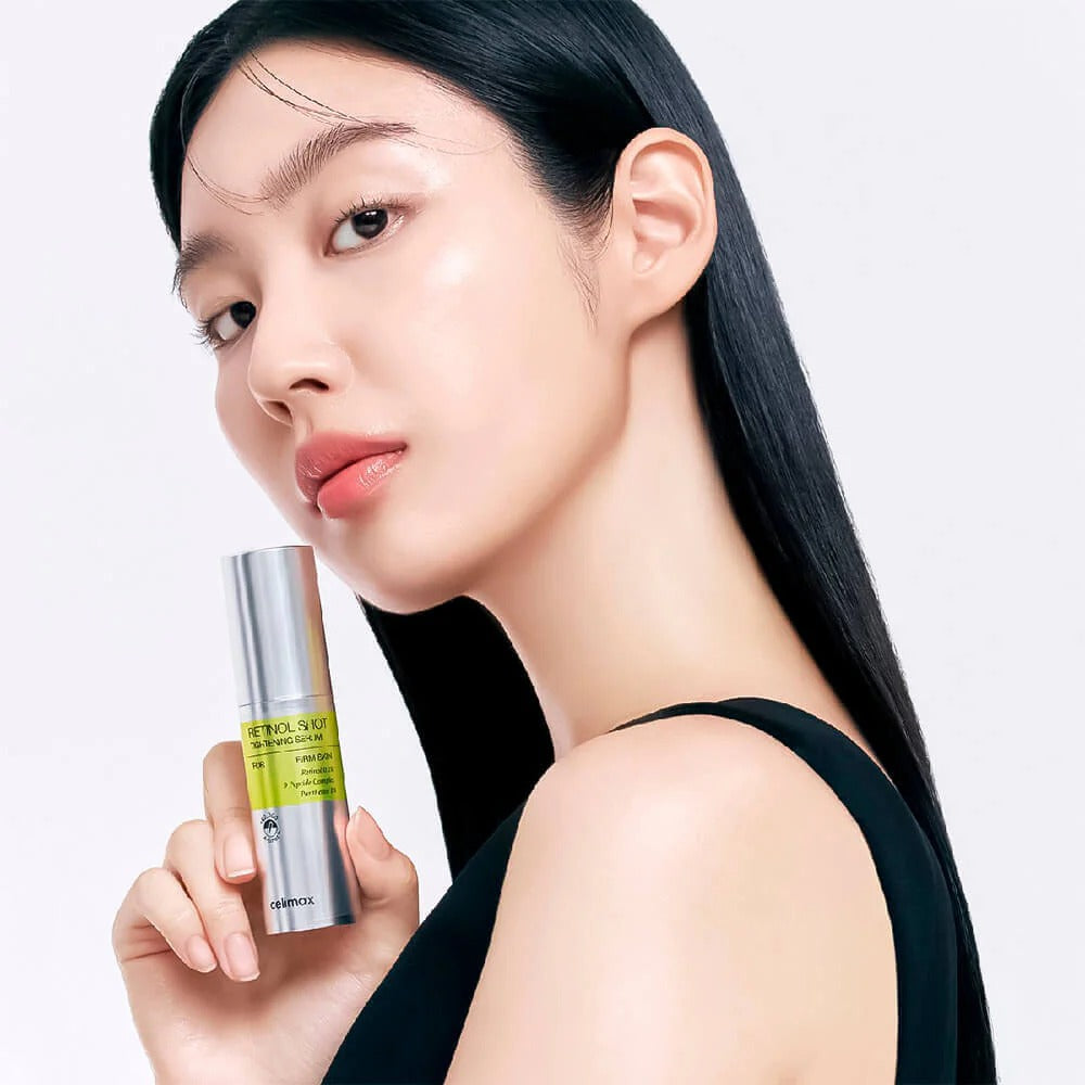 CELIMAX Retinol Shot Tightening Serum 30ml, la femme tient le flacon sur fond clair, peau éclatante, marque CELIMAX