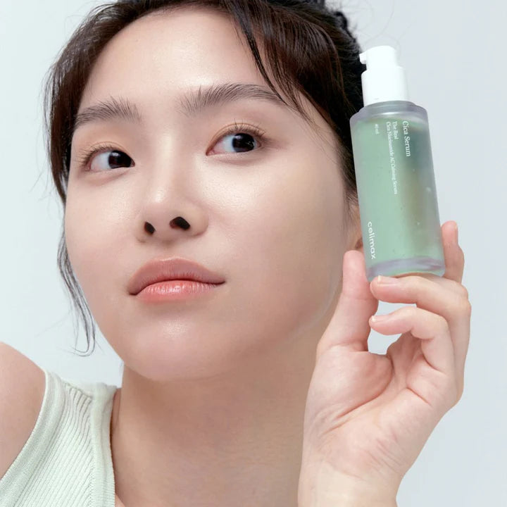 CELIMAX The Real Cica Nicinamide AC Calming Seru 40ml : femme applique le sérum, bouteille verte sur fond clair.
