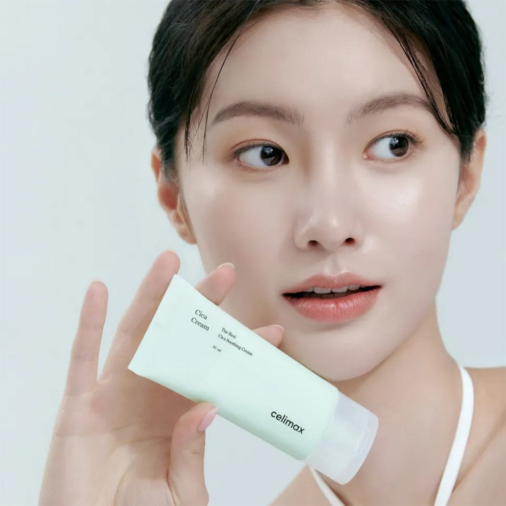 CELIMAX The Real Cica Soothing Cream 50ml : femme tenant le tube, visage apaisé, soin au cica sur fond clair