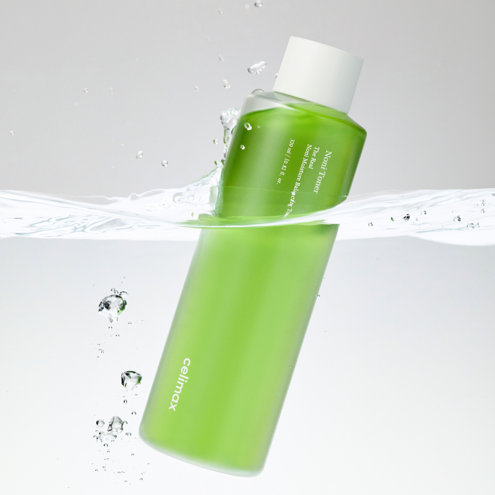 CELIMAX The Real Noni Moisture Balancing Toner 320ml de la marque CELIMAX, flacon vert dans une scène d’eau