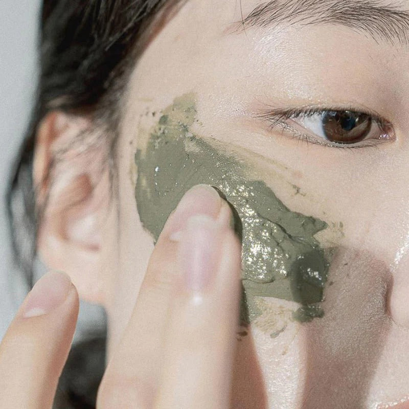CELIMAX The Real Noni Refresh Clay Mask 120g : masque vert appliqué sur le visage, marque en contexte beauté