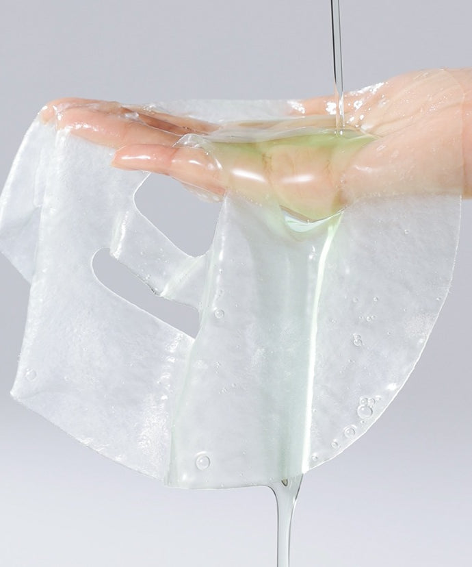 CELIMAX Cica Serum Mask 10 Sheets masque imprégné de sérum apaisant pour la peau sur une main.