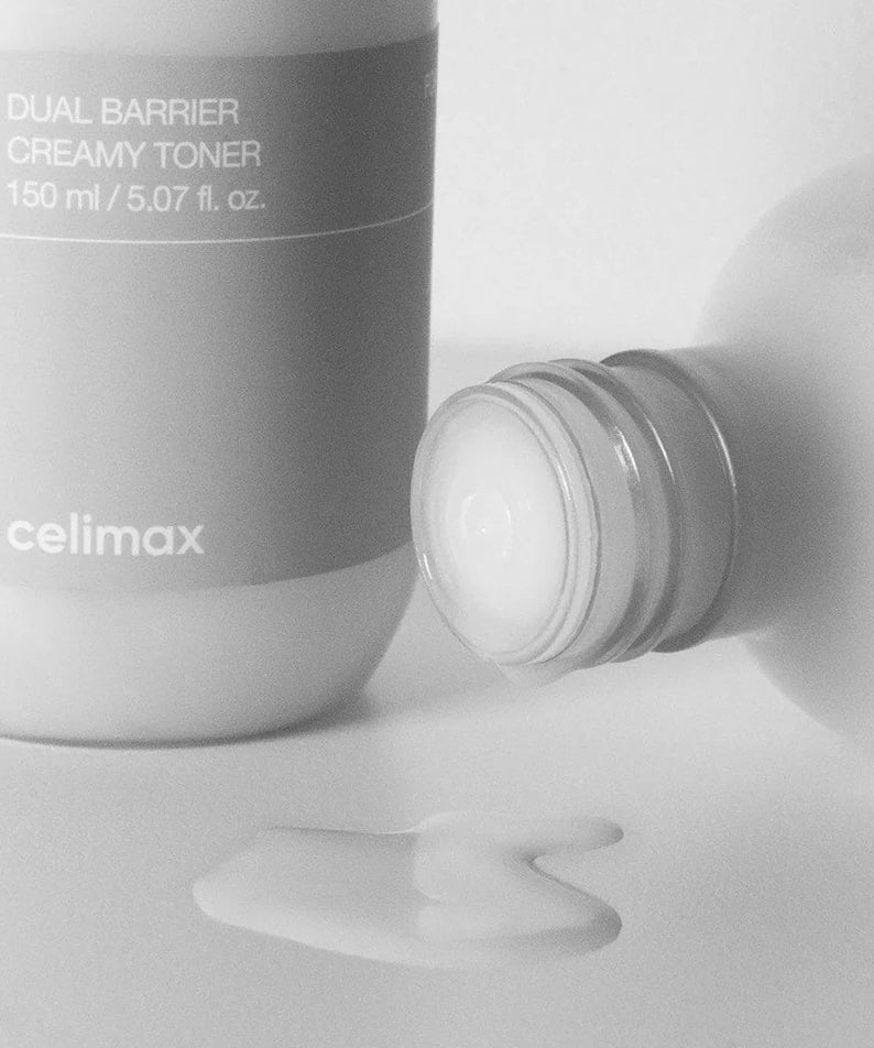 Bouteille de CELIMAX Dual Barrier Creamy Toner 150ml avec bouchon ouvert et toner coulant visible.