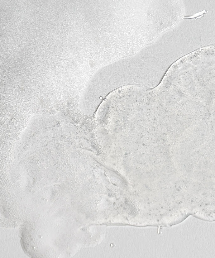 Texture du CELIMAX Dual Barrier Mild Gel Cleanser 200ml en gros plan sur une surface blanche.