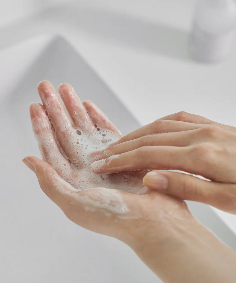 Mains lavées avec le CELIMAX Dual Barrier Mild Gel Cleanser 200ml, mousse douce et apaisante sur peau délicate.