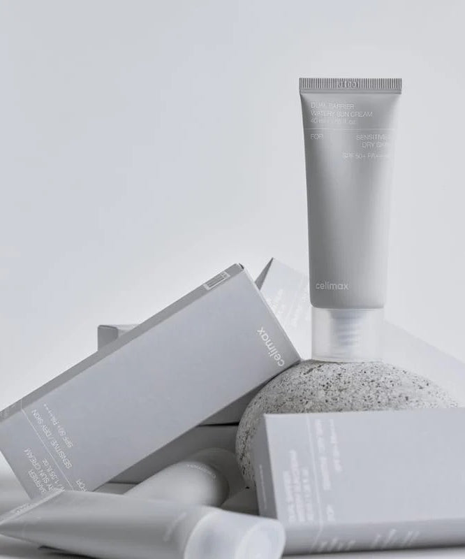 Crème solaire CELIMAX Dual Barrier Watery Sun Cream 40ml entourée de packaging, soin solaire hydratant et protecteur.