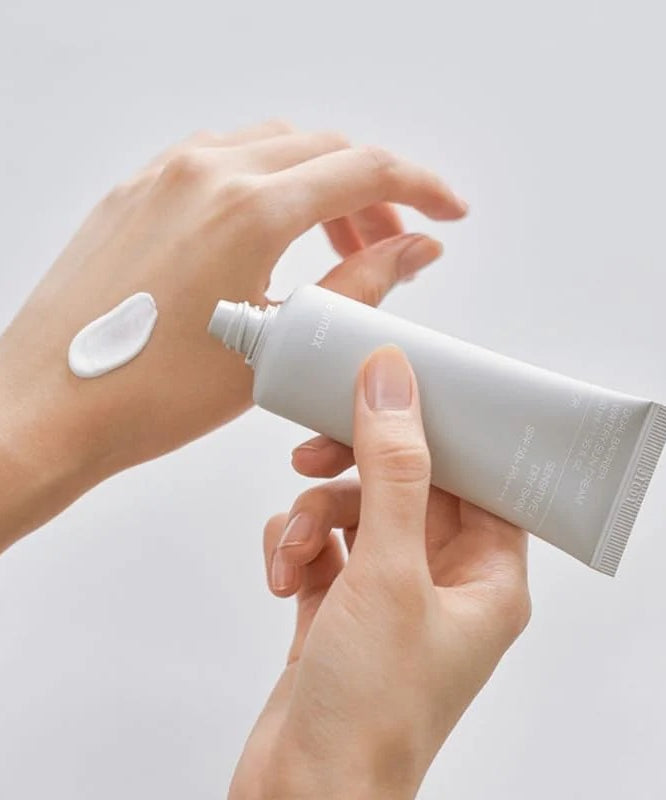 Application de CELIMAX Dual Barrier Watery Sun Cream 40ml sur la main, protection solaire hydratante idéale pour la peau.