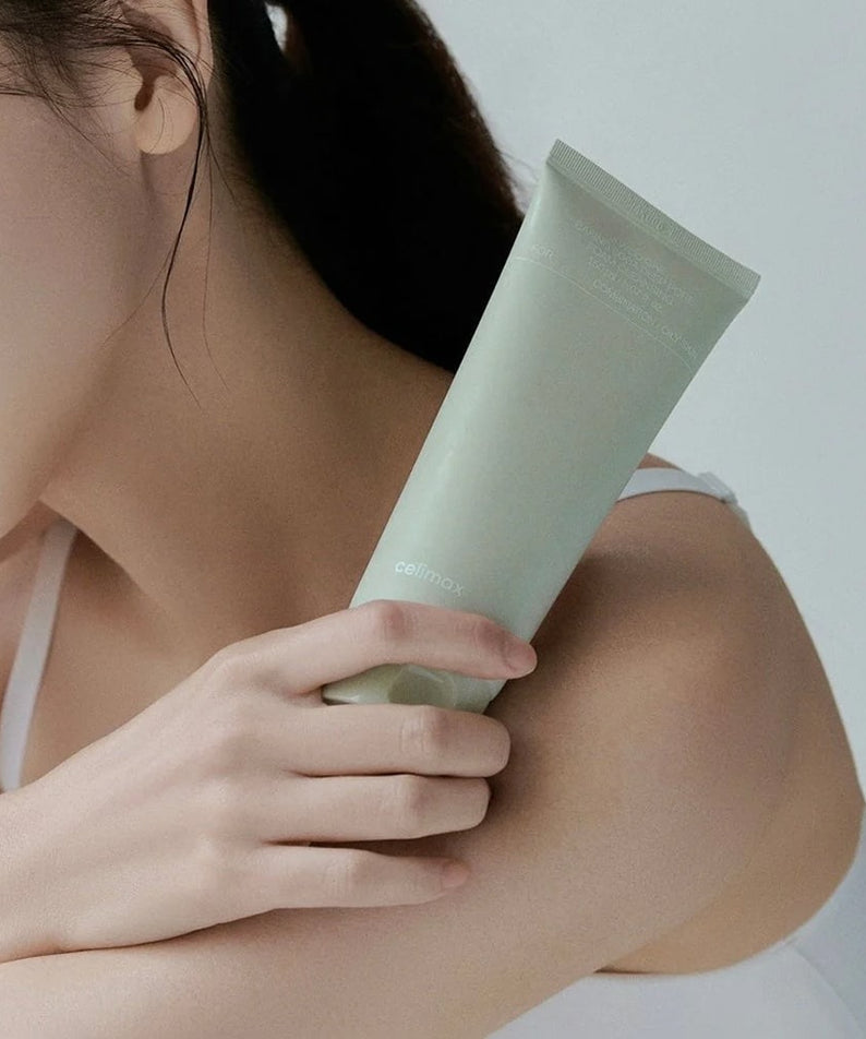 Femme tenant CELIMAX Ji Woo Gae Baking Soda Deep Pore Foam Cleansing 150ml, nettoyant visage, soins de la peau.