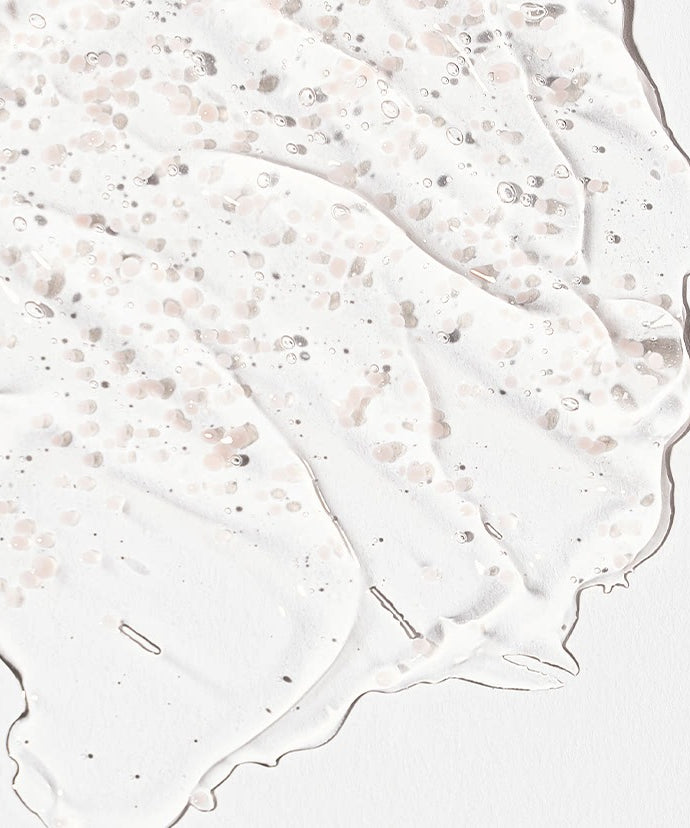 Texture de CELIMAX Oil Control Capsual Essence 30ml avec capsules visibles sur fond blanc.