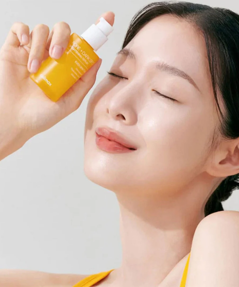 Femme utilisant le CELIMAX Pore Dark Spot brightening Serum 30ml pour un teint éclatant