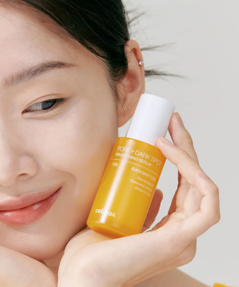 Femme souriante tenant un flacon de CELIMAX Pore Dark Spot brightening Serum 30ml pour soin de la peau