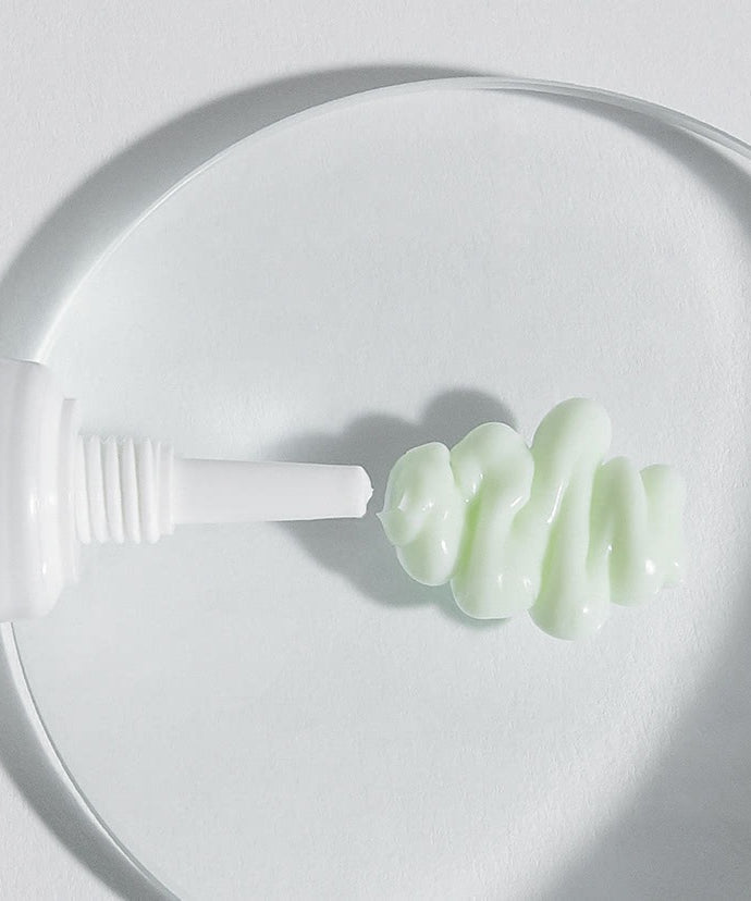 Texture on plate du CELIMAX The Real Noni Ultimate Eye Cream 20ml, crème vert pâle pour le contour des yeux.