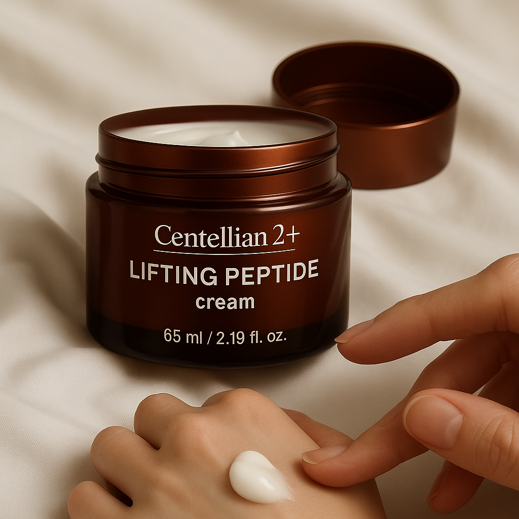 Décrivez l’image : CENTELLIAN 24 Lifting Peptide Cream 65ml de Centellian 2+ sur peau, main appliquant la crème, fond beige.