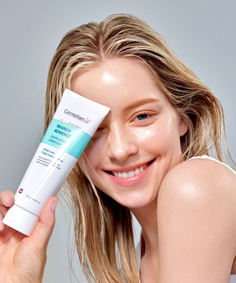 CENTELLIAN 24 Madeca Acnience Pore Pack Cleanser 120ml de la marque, femme souriante tenant le flacon sur fond clair.