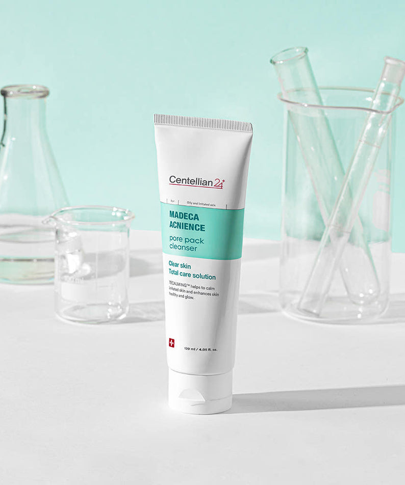 CENTELLIAN 24 Madeca Acnience Pore Pack Cleanser 120ml, tube blanc, fond bleu clair, flacons laboratoire, marque Centellian 24
