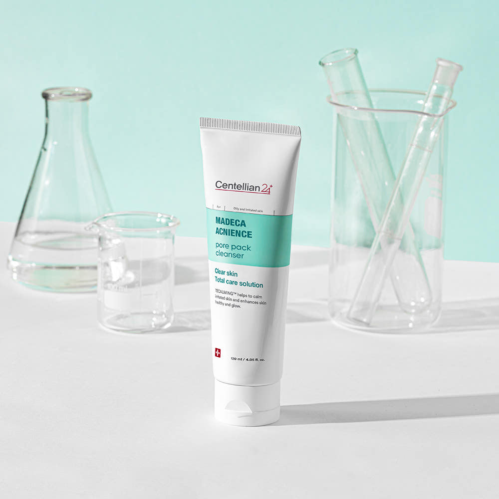 CENTELLIAN 24 Madeca Acnience Pore Pack Cleanser 120ml, tube blanc, fond bleu clair, flacons laboratoire, marque Centellian 24