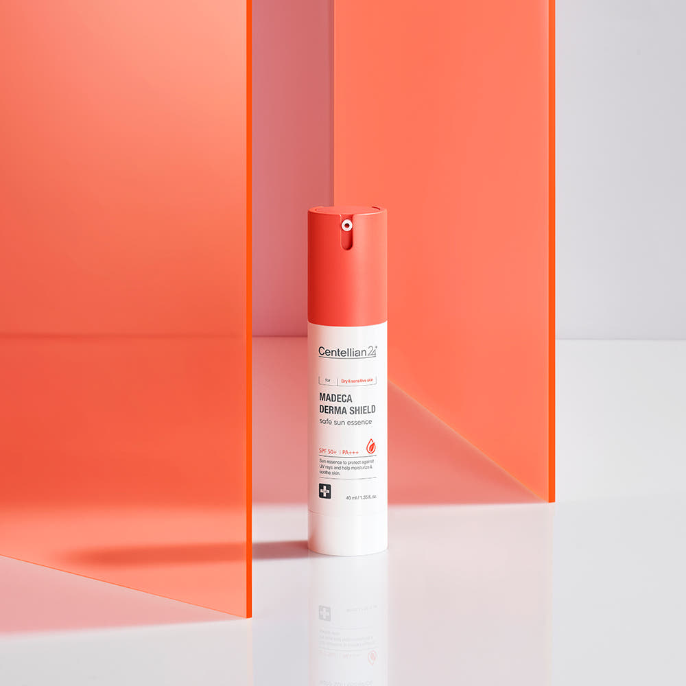 CENTELLIAN 24 Madeca Derma Sheild Safe Sun Essence 40ml de la marque CENTELLIAN 24, flacon sur fond orange.