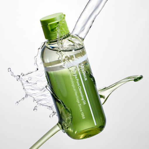 CENTELLIAN 24 Madeca Matcha Cleansing Oil 200ml, flacon vert sous jets d’eau, contexte spa/soin visage, marque