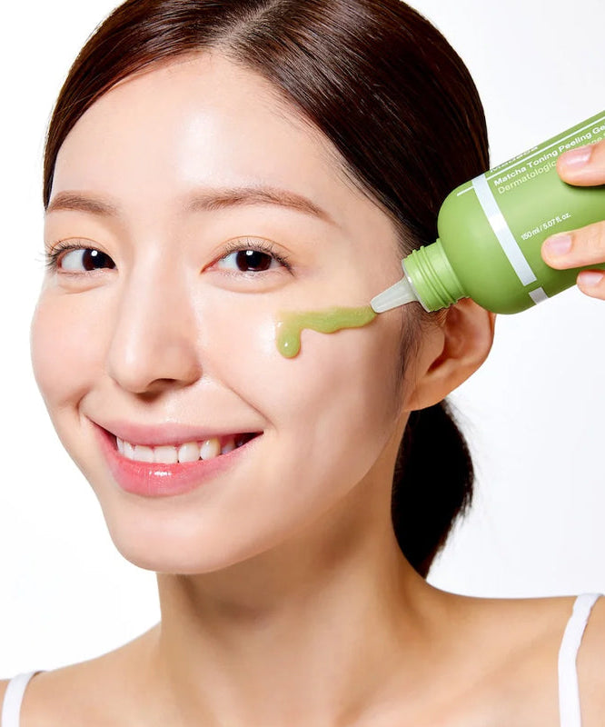Décris l'image en français : CENTELLIAN 24 Madeca Matcha Toning Peeling Gel 150ml, femme applique le gel vert, peau propre.