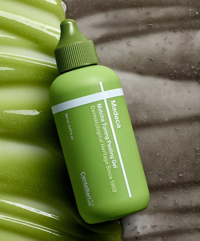 CENTELLIAN 24 Madeca Matcha Toning Peeling Gel 150ml de marque sur fond marbré vert, gel texturé au premier plan