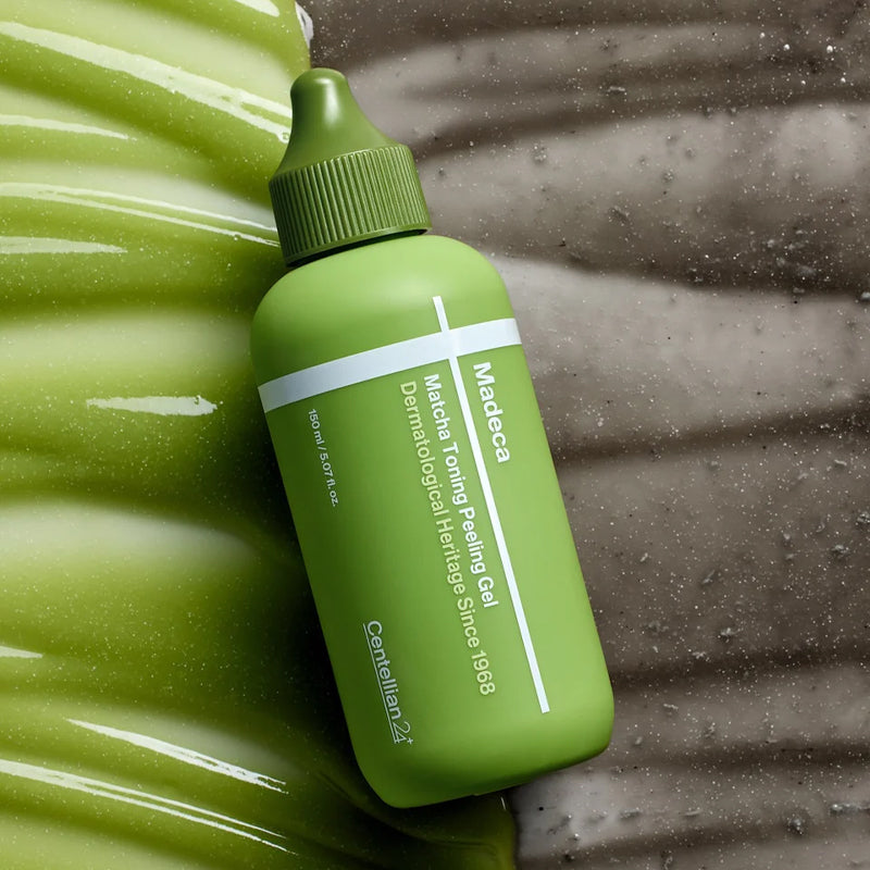 CENTELLIAN 24 Madeca Matcha Toning Peeling Gel 150ml de marque sur fond marbré vert, gel texturé au premier plan
