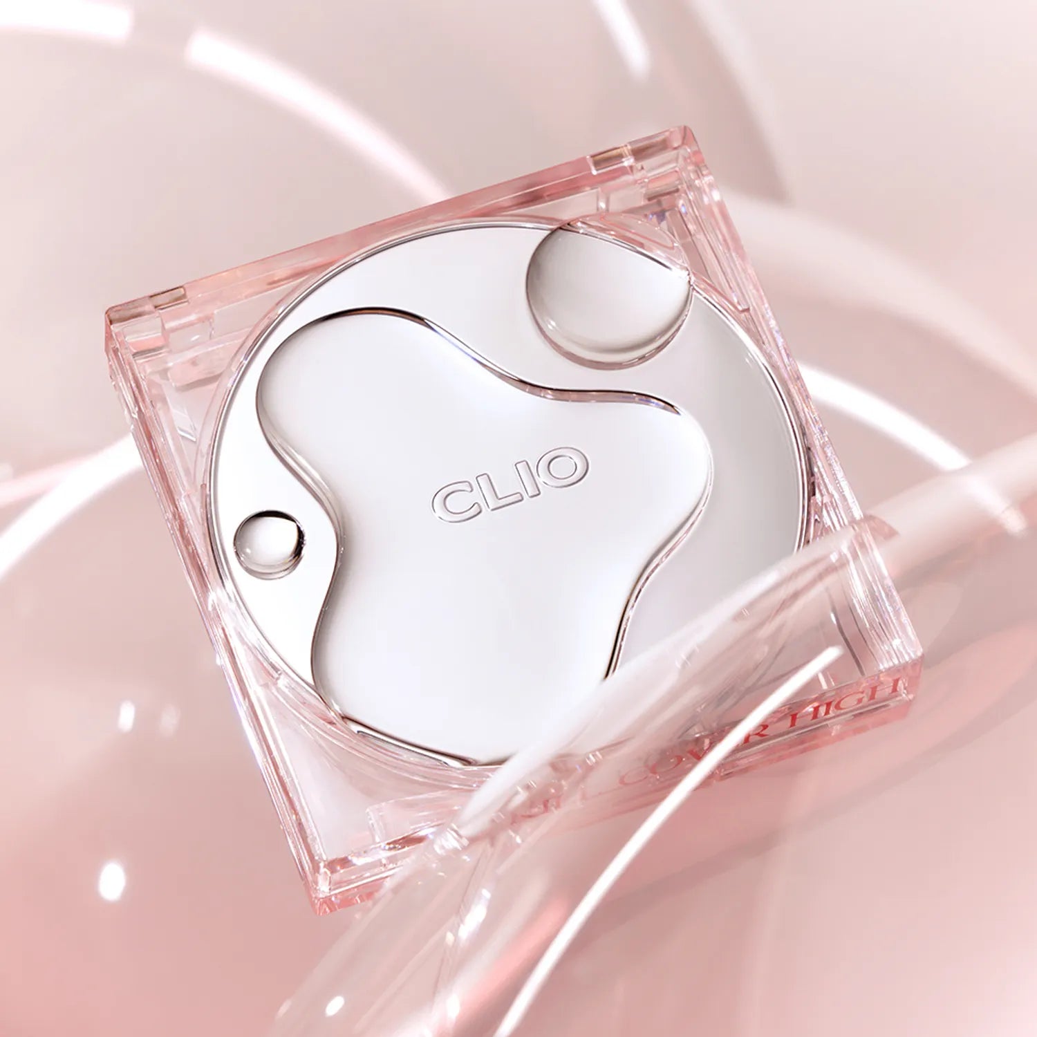 CLIO Kill Cover High Glow Cushion + Refill de CLIO, étui transparent rose sur fond lumineux, maquillage glow.