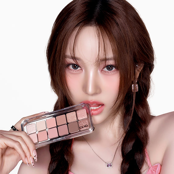 CLIO Pro Eye Palette Air (#01 to #21) de CLIO : maquillage nude en palette, main près du visage sur fond clair