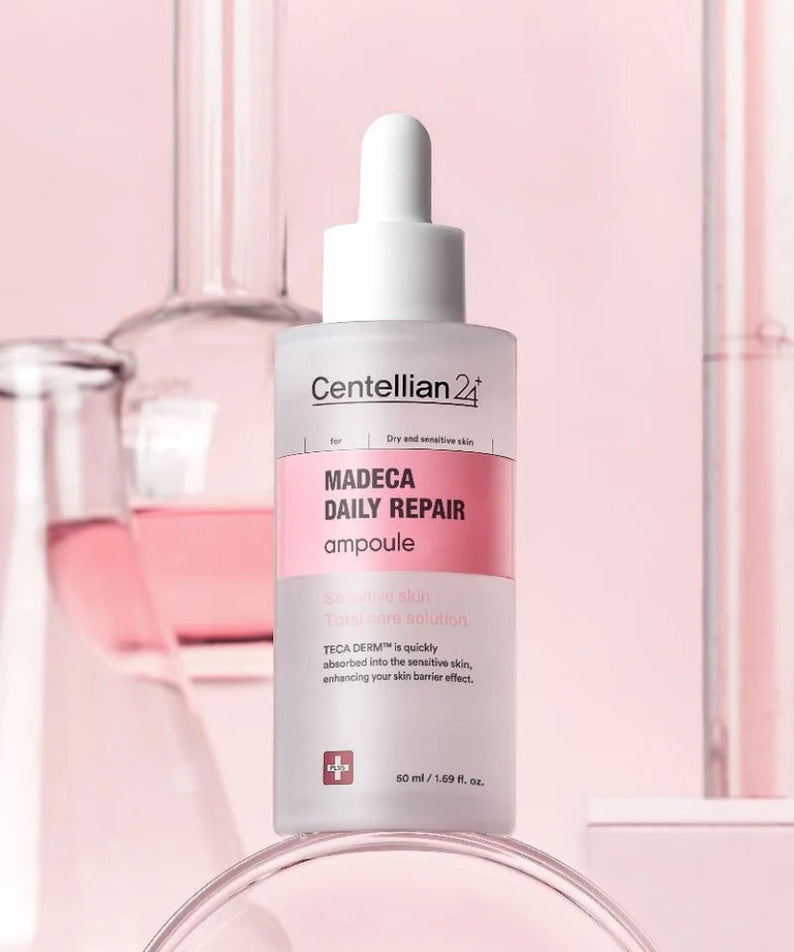 CENTELLIAN 24 Madeca Daily Repair Ampoule 50ml, flacon sérum Centellian 24 sur fond rose, ambiance salle de bain