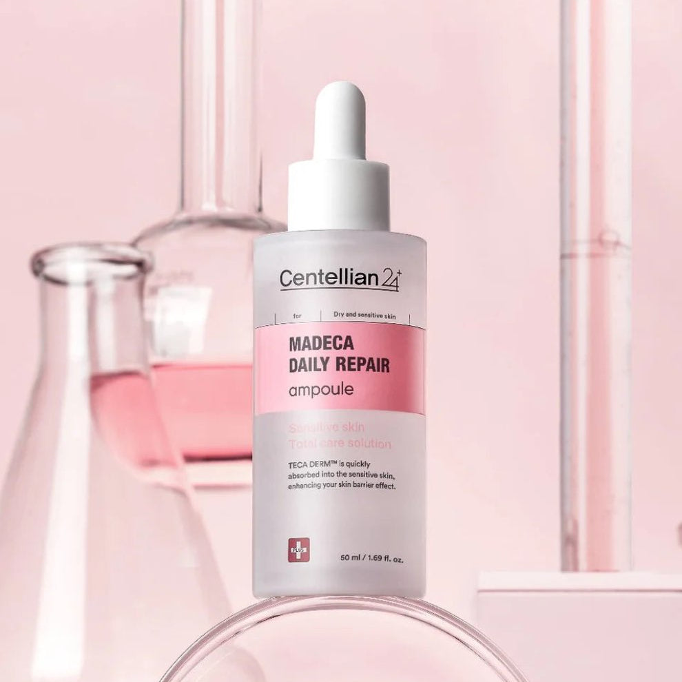 CENTELLIAN 24 Madeca Daily Repair Ampoule 50ml, flacon sérum Centellian 24 sur fond rose, ambiance salle de bain