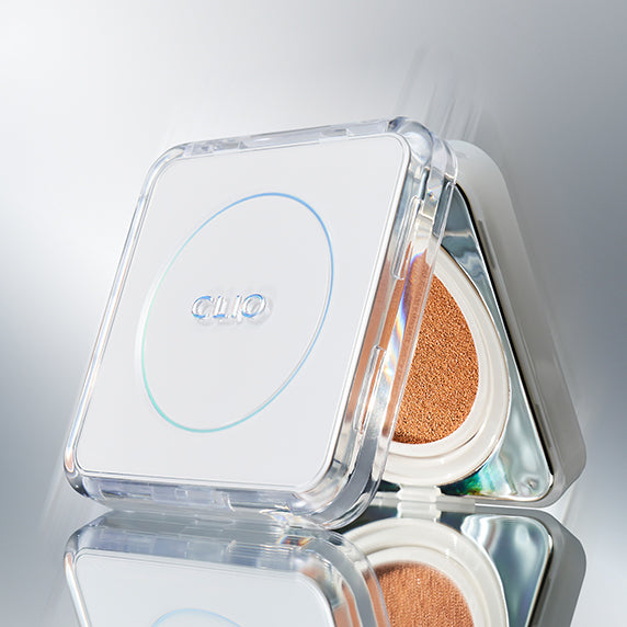 CLIO Kill Cover Founwear Cushion The Original de CLIO, packaging et miroir, gros plan sur la mousse et la poudre.
