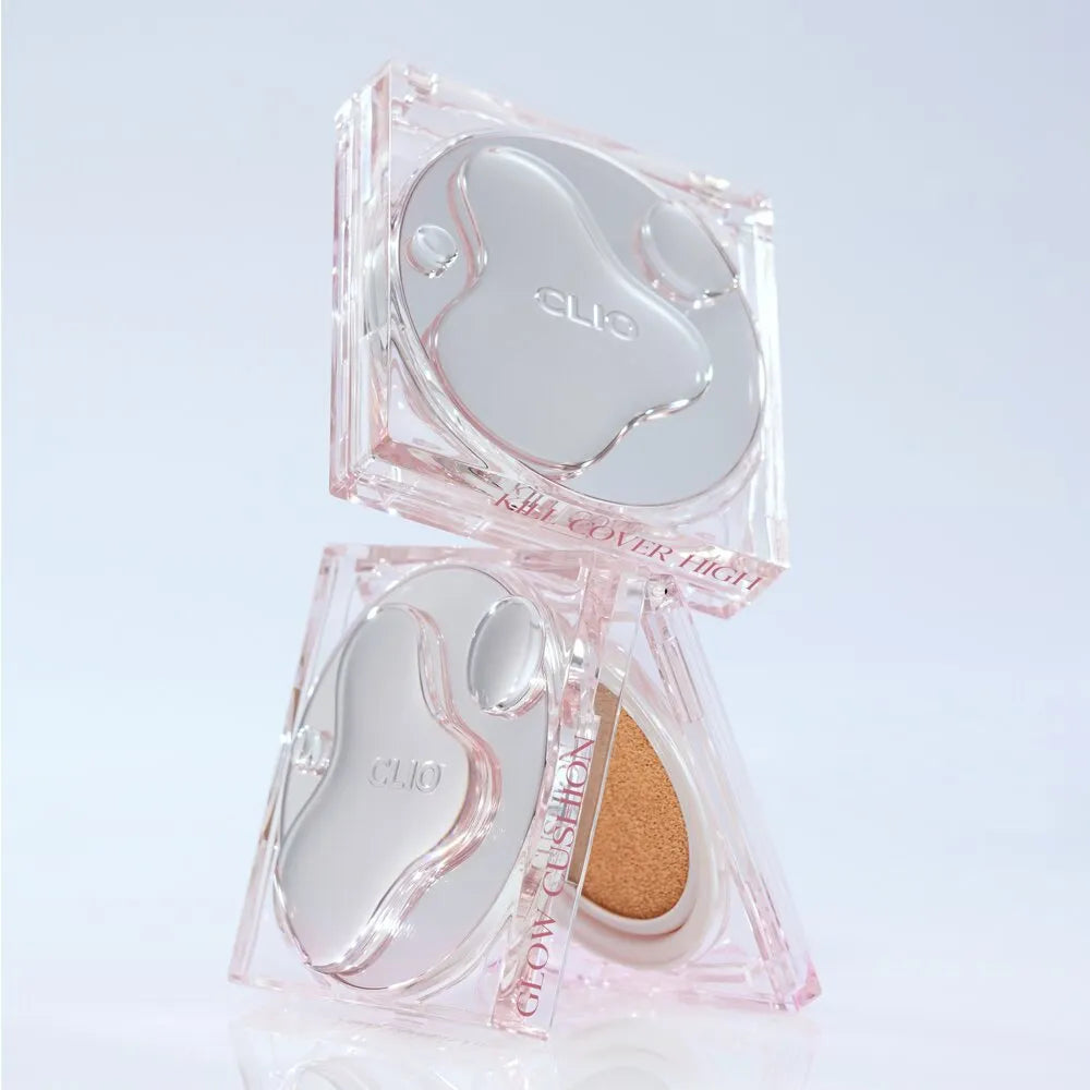 CLIO Kill Cover High Glow Cushion + Refill, pack dans un décor lumineux, vue produit sur fond clair.