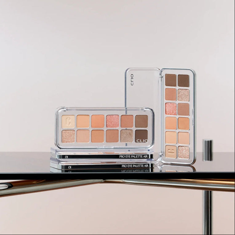 CLIO Pro Eye Palette Air (#01 to #21) de CLIO, palette yeux ouverte avec fards nude et dorés, sur présentoir miroir.