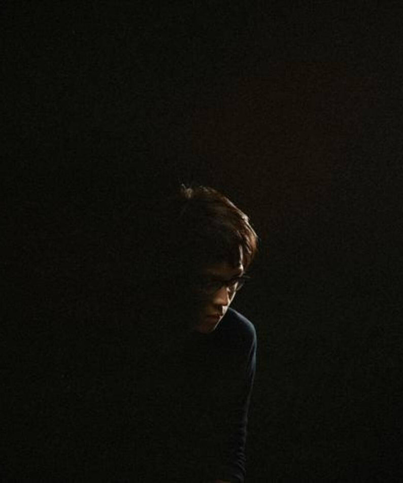 CHARLIE LIM - TIME / SPACE - Album Kpop : portrait sombre de Charlie Lim, ambiance night studio, fanpack.