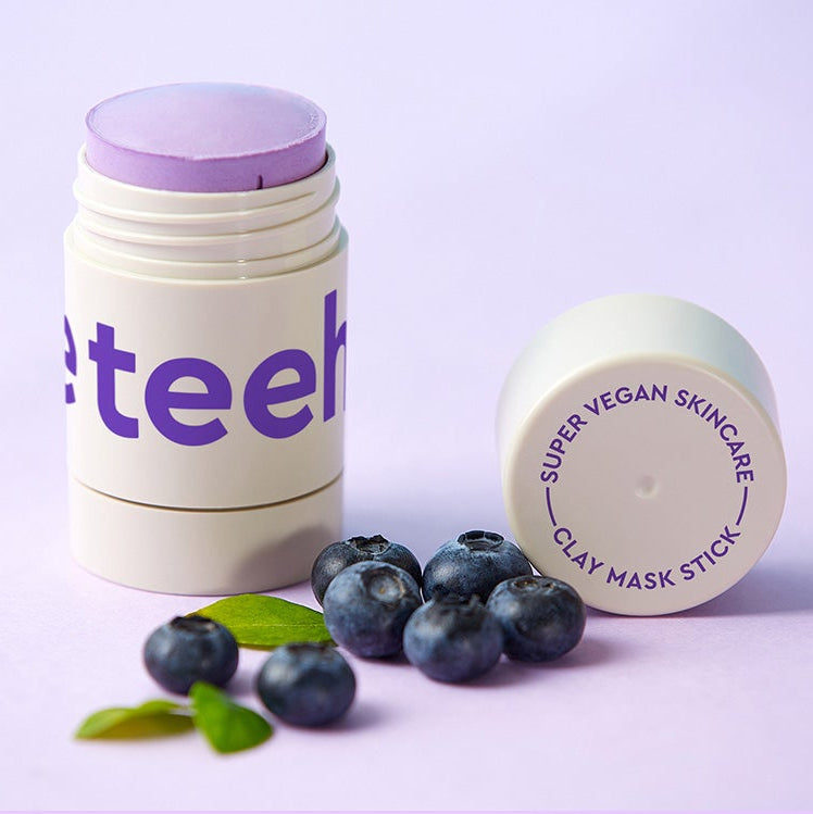 Décris l'image en français : CHARMZONE  Teeheehee Clearing Berry Clay Mask Stick 35g avec baies, marque CHARMZONE, visuel produit