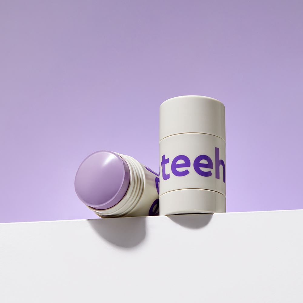CHARMZONE  Teeheehee Clearing Berry Clay Mask Stick 35g : stick de masque à l’argile sur fond violet.