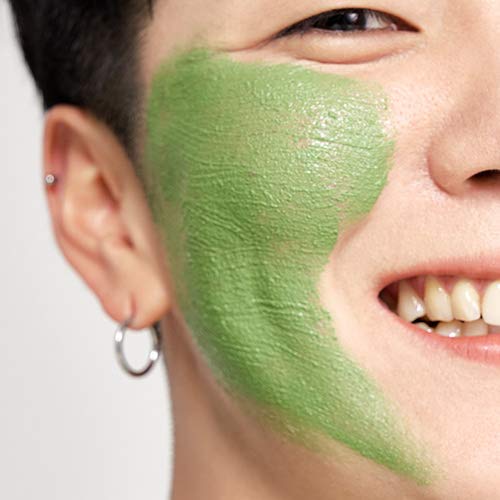 Décris l'image en français : CHARMZONE  Teeheehee Enriching Avo Clay Mask Stick 35g sur visage vert, marque CHARMZONE
