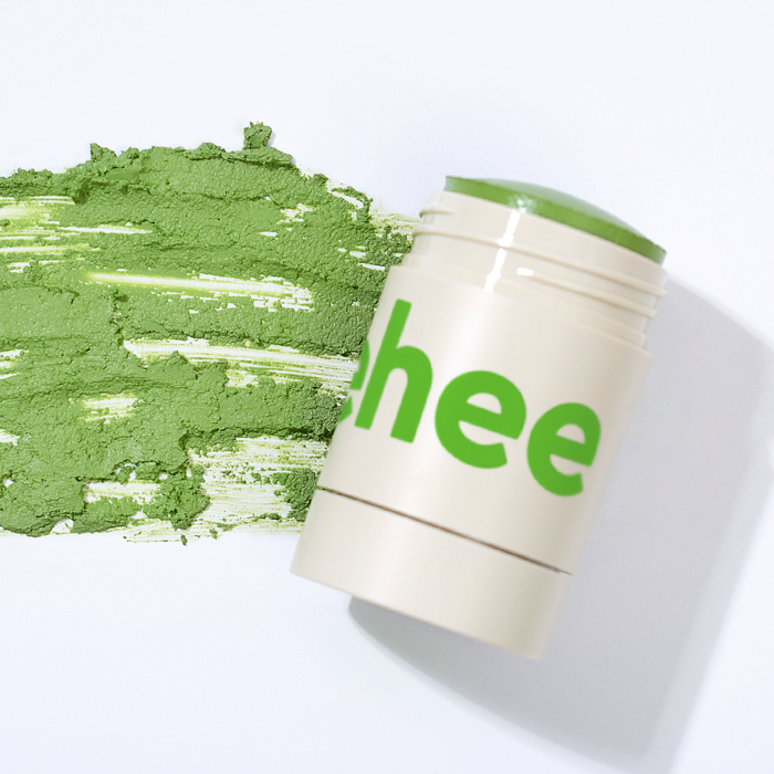 CHARMZONE Teeheehee Enriching Avo Clay Mask Stick 35g, pot blanc sur fond vert, texture d’argile en pâte