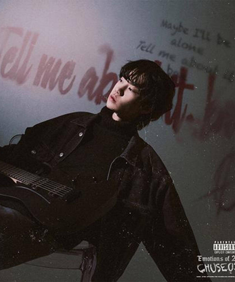 CHU SEO JUN - [Emotions of 22S/S] - Album Kpop : portrait sombre, texte “Emotions”, ambiance urbaine et audacieuse.