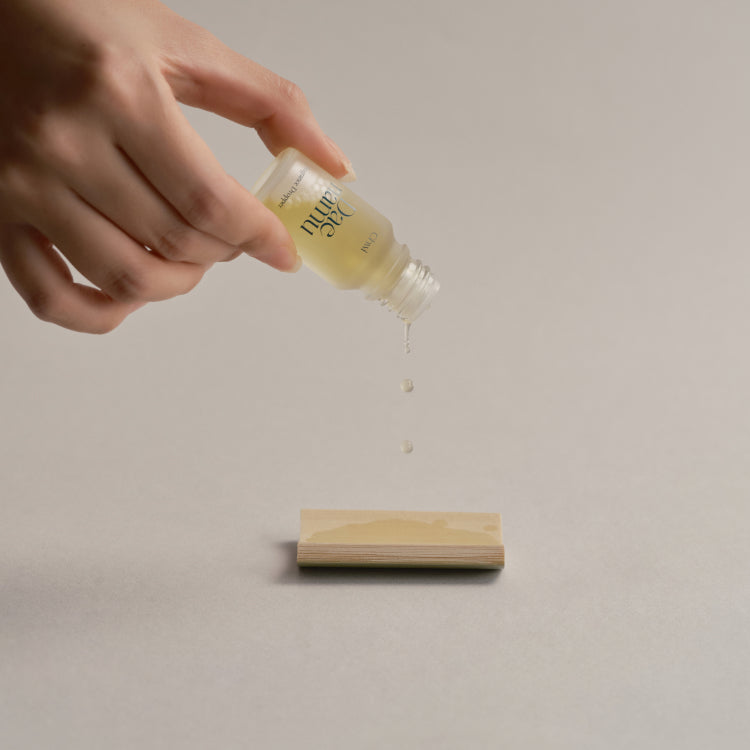 CHWI (CHI) Dae Namu Frangrance Dropper 10ml, main verse un flacon sur fond clair minimaliste, marque CHWI (CHI).