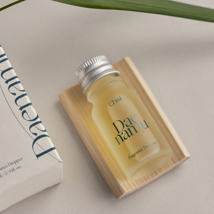 CHWI (CHI) Dae Namu Frangrance Dropper 10ml, flacon avec goutteur sur support bois, marque CHWI, style cosmétique