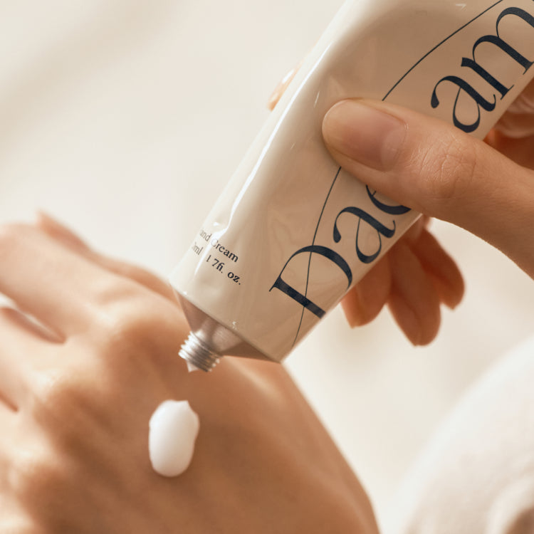 CHWI (CHI) Dae Namu Hand Cream 50ml sur les mains, tube crème crème hydratante en contexte soin spa.
