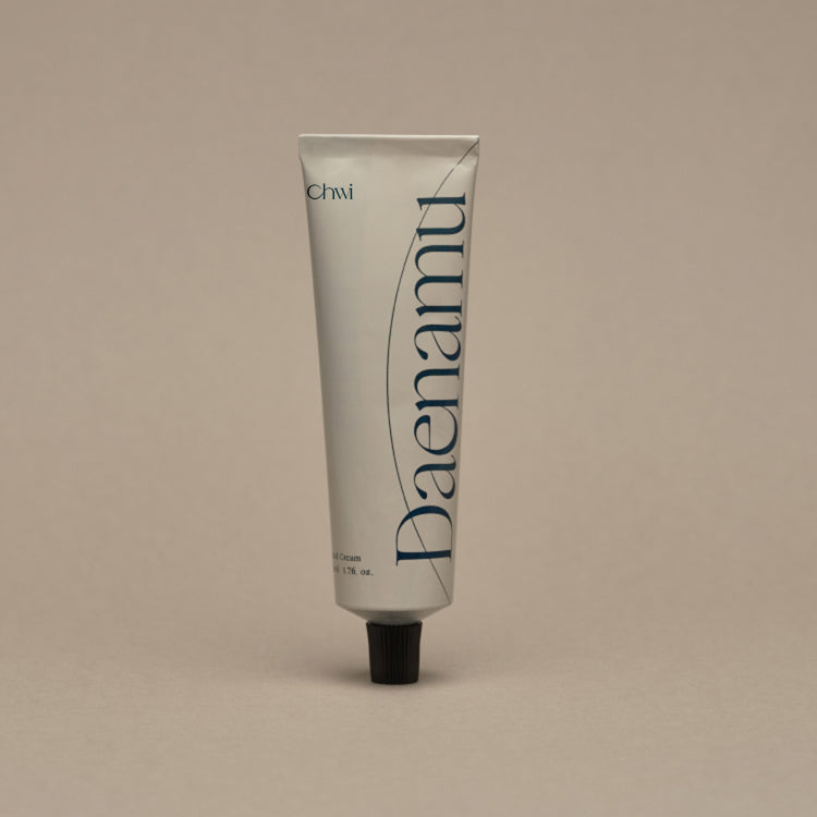 CHWI (CHI) Dae Namu Hand Cream 50ml, tube crème CHWI sur fond beige, produit en contexte visuel.