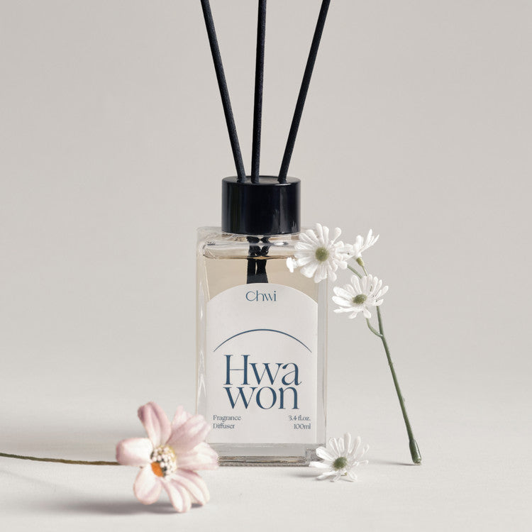 Décrit l'image en français : CHWI (CHI) Hwa Won Diffuser 100ml de la marque CHWI, bouteille avec tiges noires et fleurs.