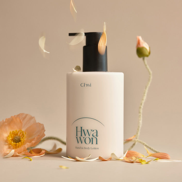 CHWI (CHI) Hwa Won Hand & Body Lotion 300ml de CHWI, sur fond beige avec bougie et fleurs, visuel promo.