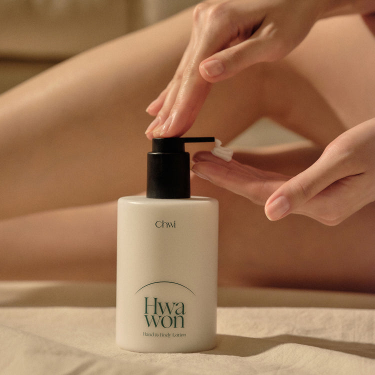CHWI (CHI) Hwa Won Hand & Body Lotion 300ml, marque CHWI, mains appliquant la lotion sur la peau, photo en spa
