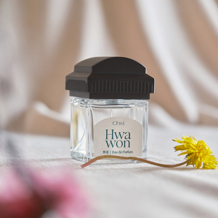 CHWI (CHI) Hwa Won Parfume 50ml, flacon sur tissu beige avec fleurs jaunes, ambiance élégante, marque CHWI.