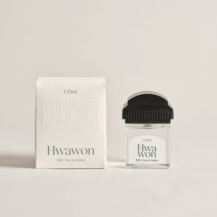 Décris l'image en français en mentionnant le produit, la marque et le contexte visuel: CHWI (CHI) Hwa Won Parfume 50ml, boîte et flacon.