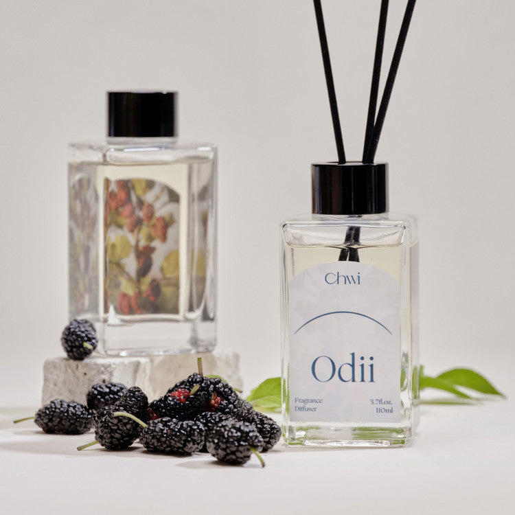 CHWI (CHI) Odii Diffuser 100ml de la marque CHWI, bouteilles en verre et bâtonnets avec mûres sur fond clair