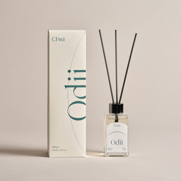 CHWI (CHI) Odii Diffuser 100ml : flacon blanc avec tiges noires, boîtier CHWI sur fond clair, ambiance spa